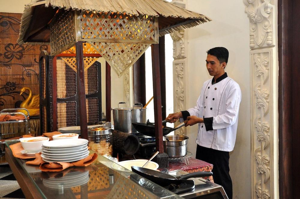The Grand Palace Hotel Malang Exterior photo
