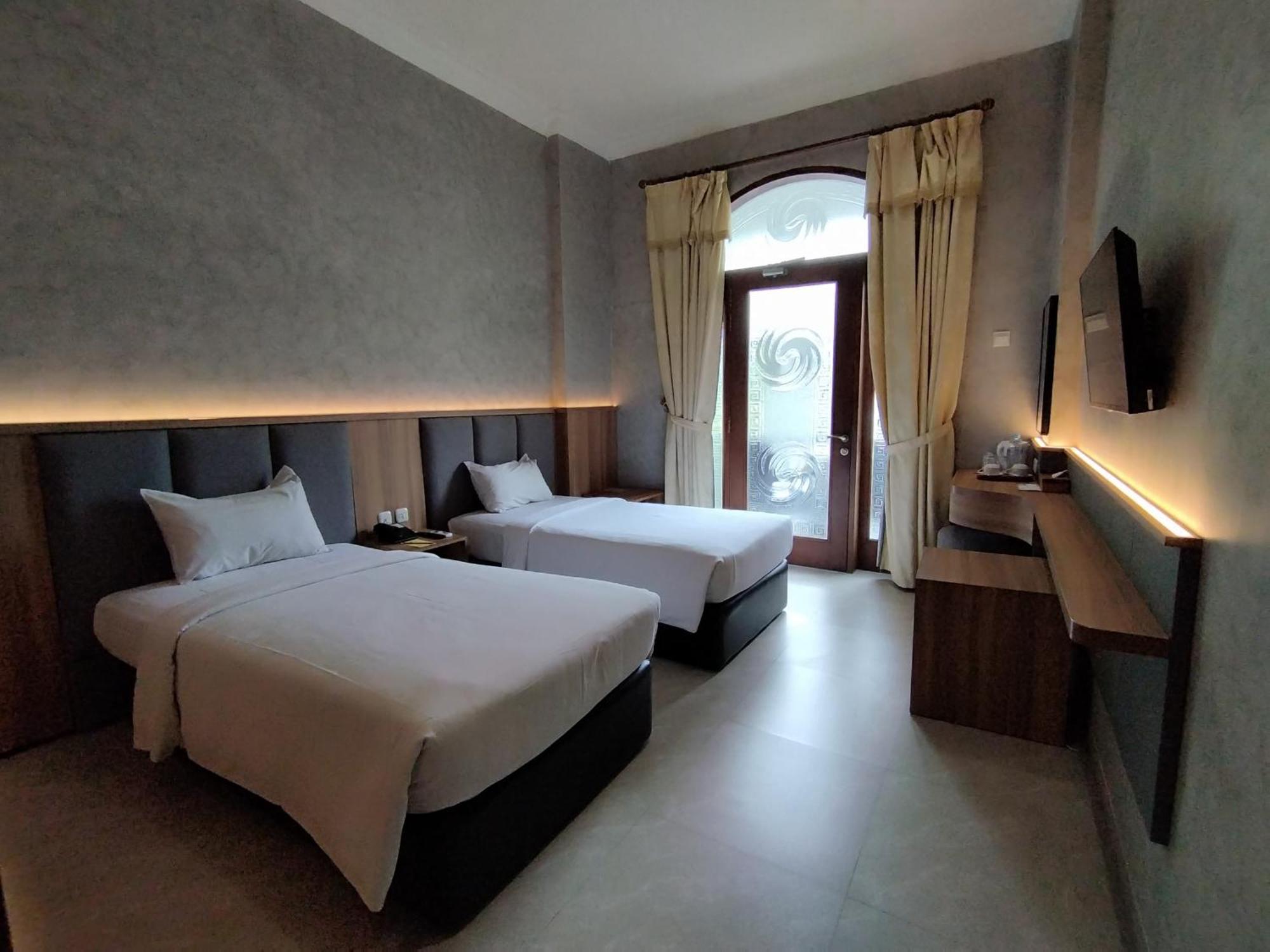 The Grand Palace Hotel Malang Exterior photo