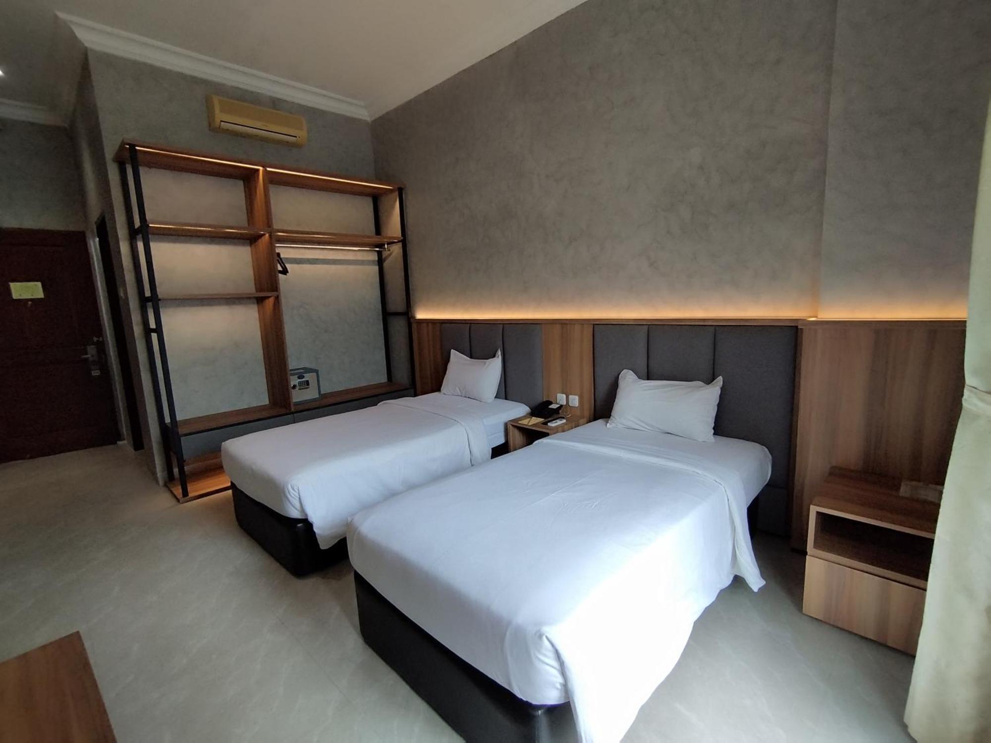 The Grand Palace Hotel Malang Exterior photo