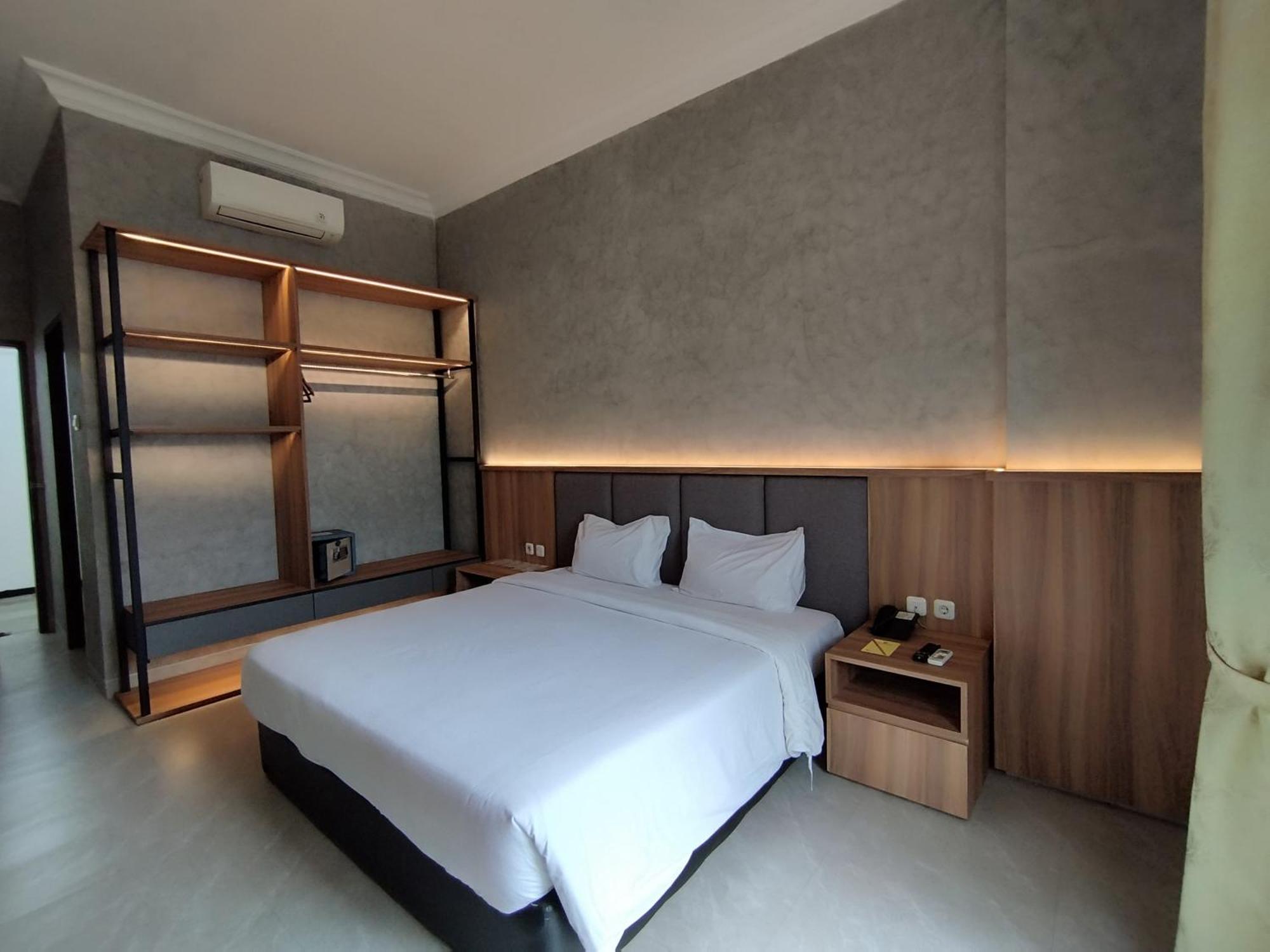 The Grand Palace Hotel Malang Exterior photo