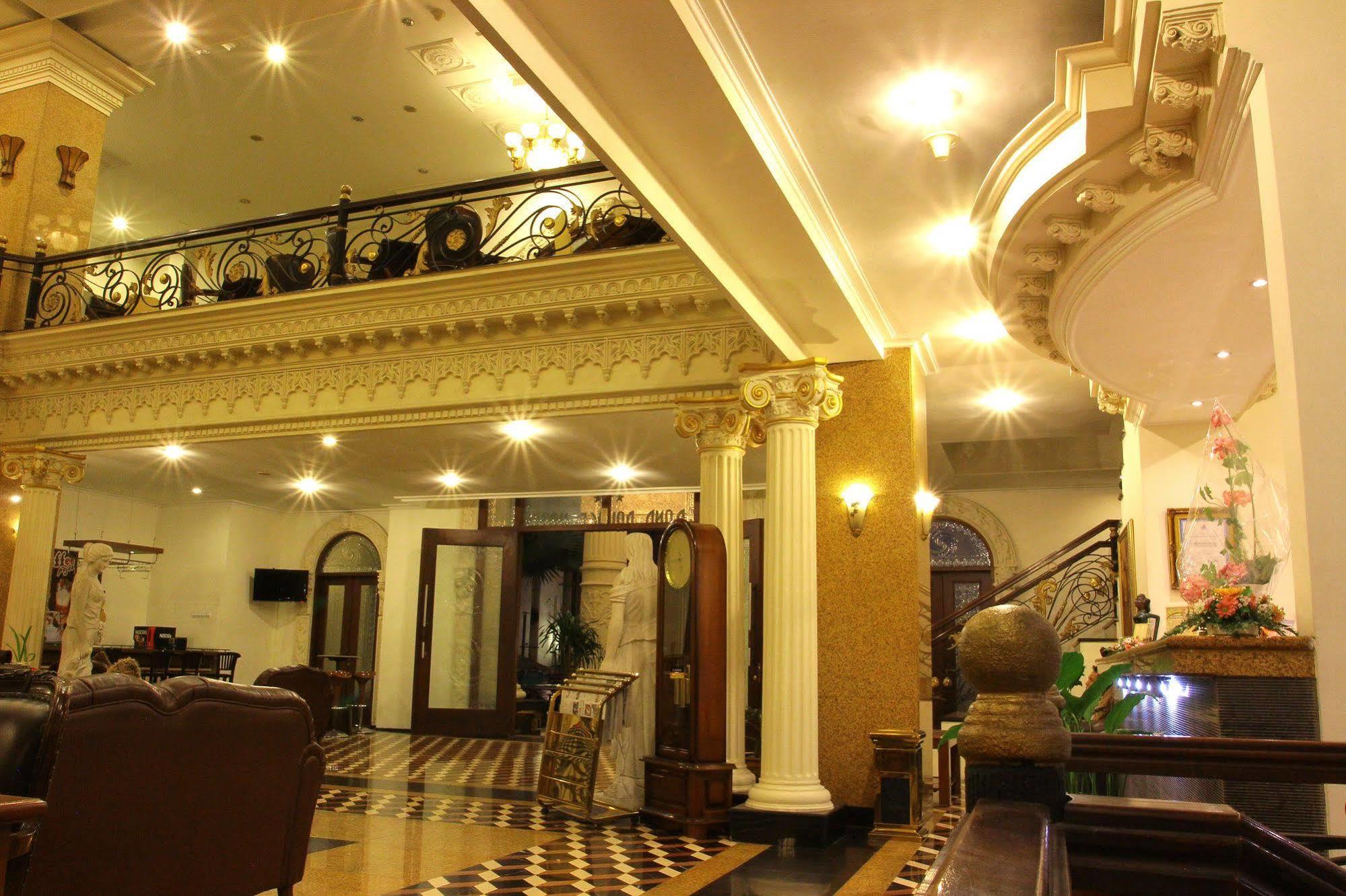 The Grand Palace Hotel Malang Exterior photo