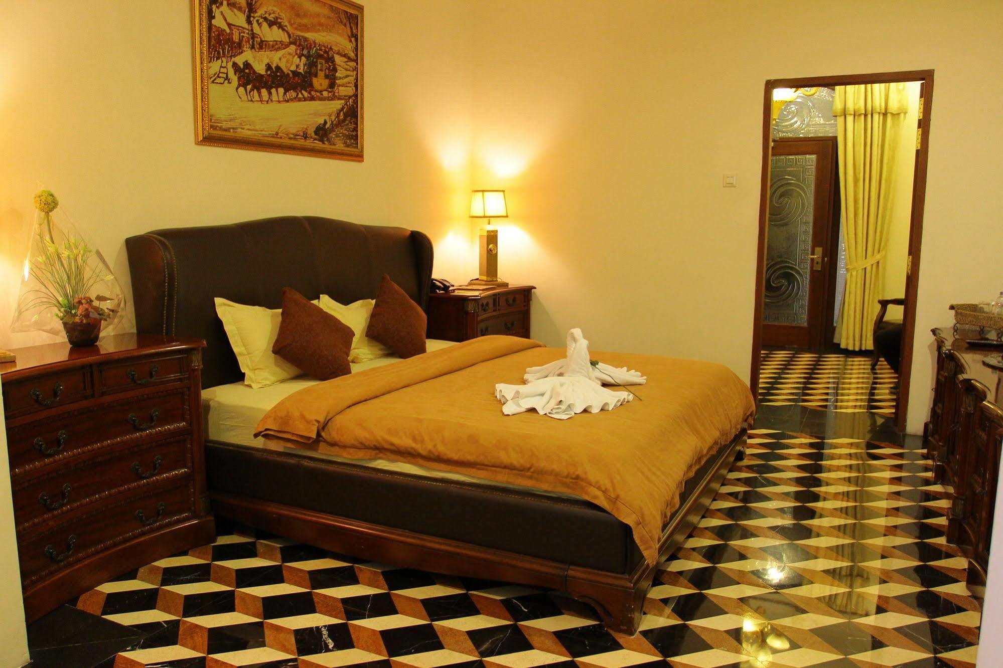 The Grand Palace Hotel Malang Exterior photo