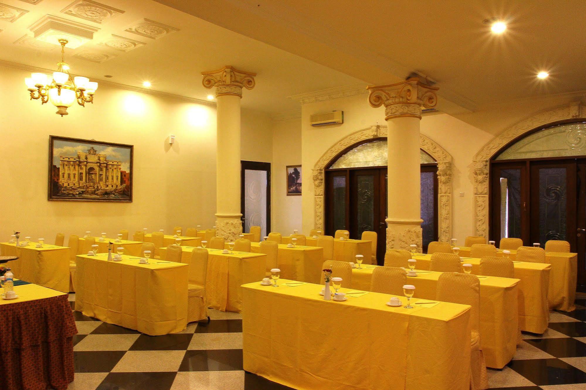 The Grand Palace Hotel Malang Exterior photo