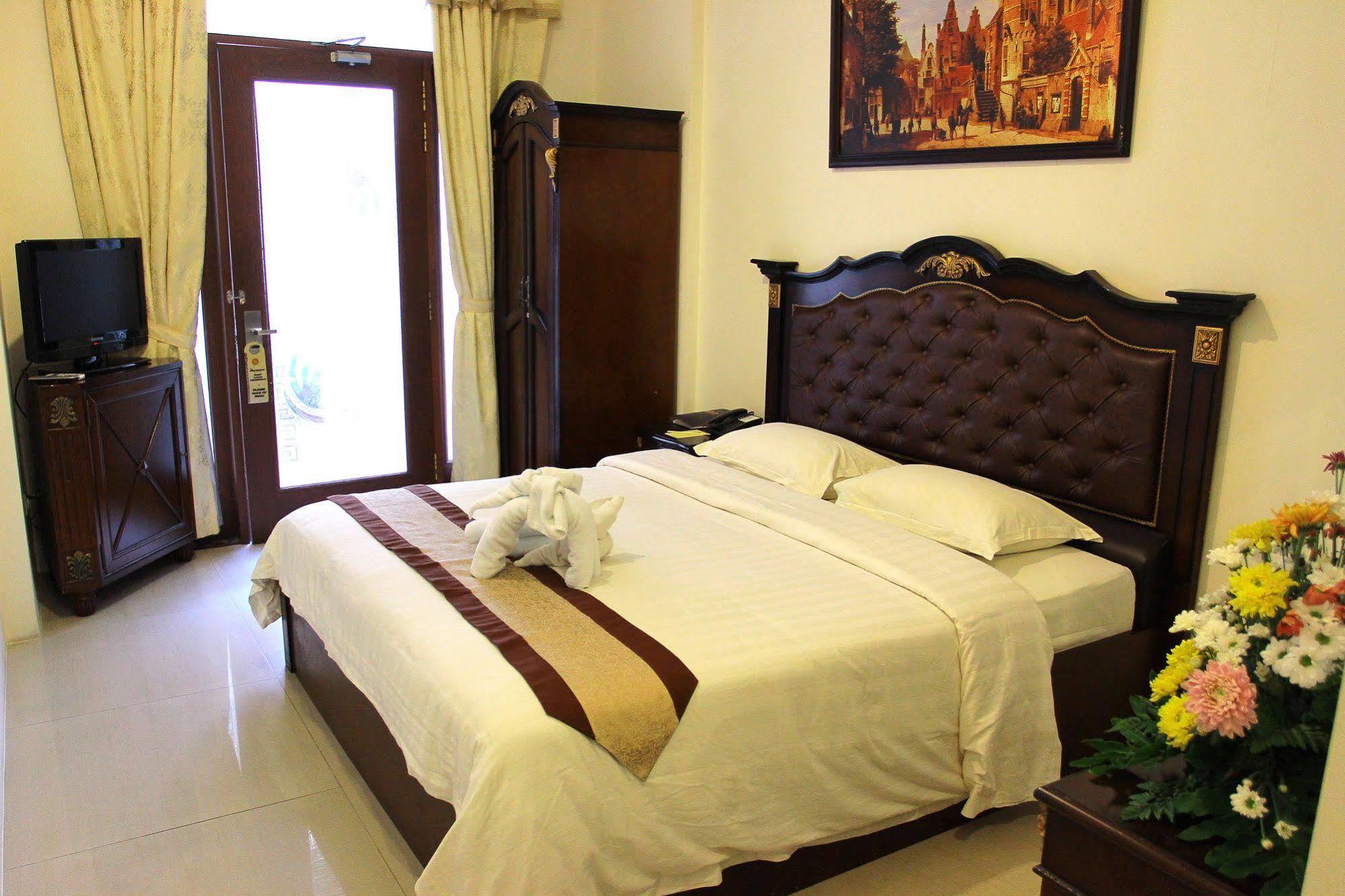 The Grand Palace Hotel Malang Exterior photo