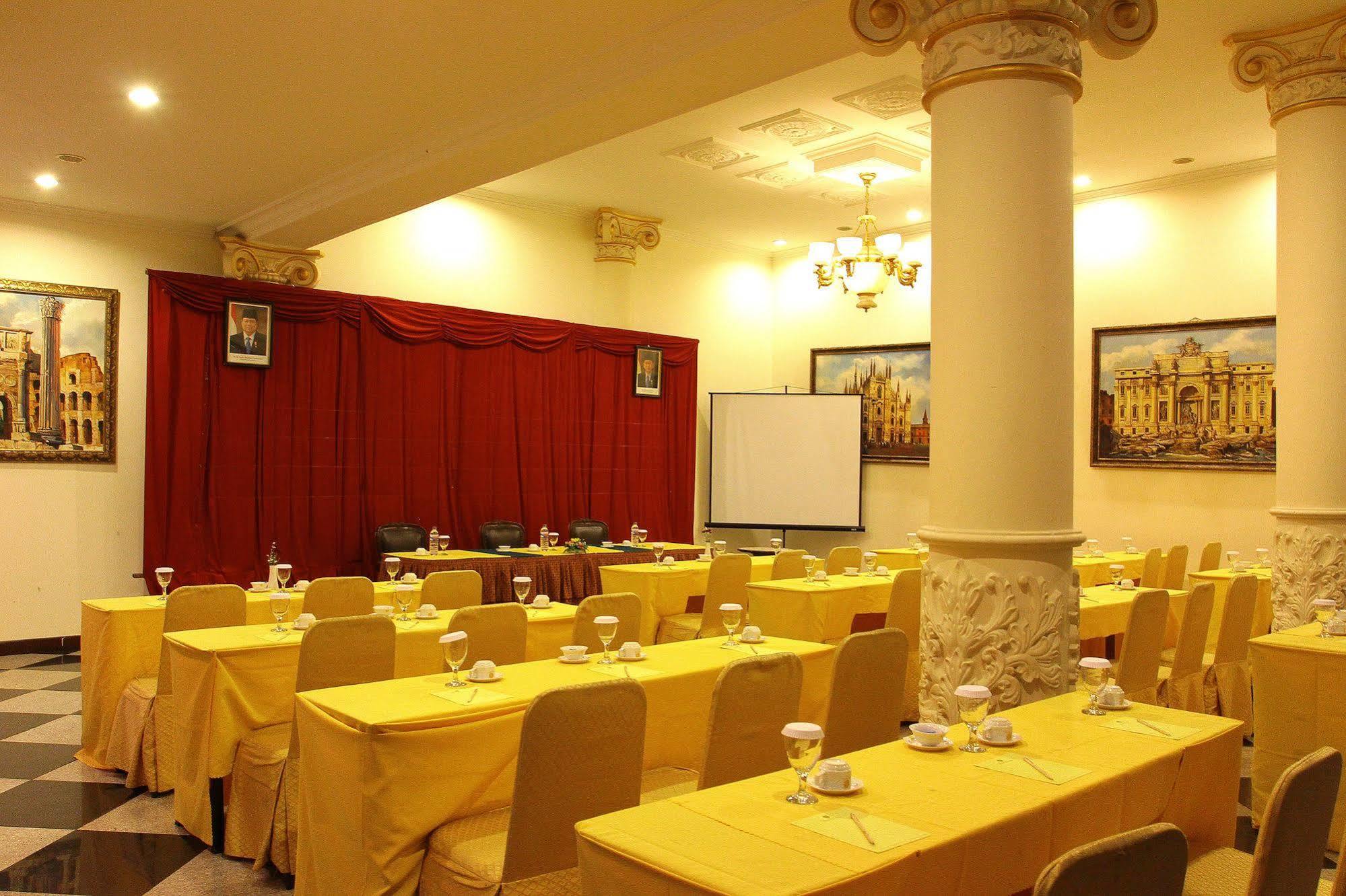 The Grand Palace Hotel Malang Exterior photo